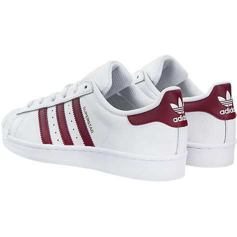 zapatillas adidas color bordo.